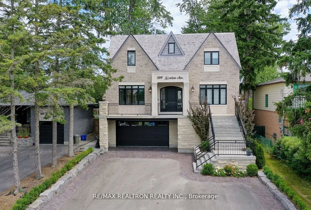 809 Fairview Avenue, Pickering