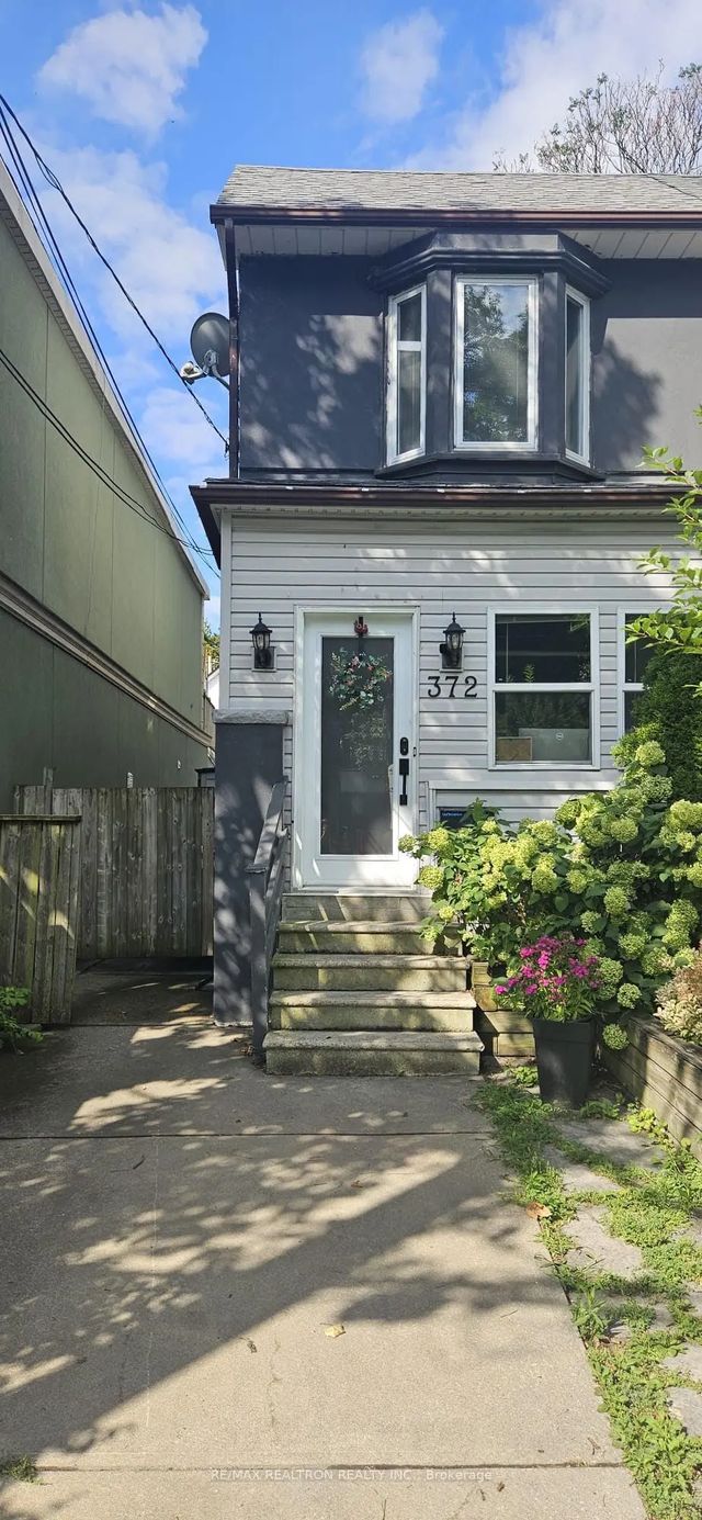 372 Rhodes Avenue, Toronto E01