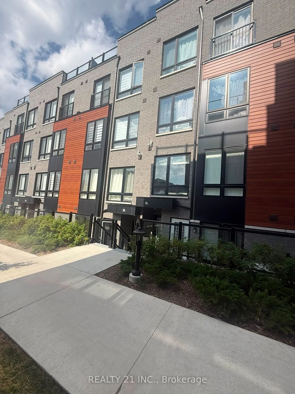 30 Liben Way 29, Toronto E11