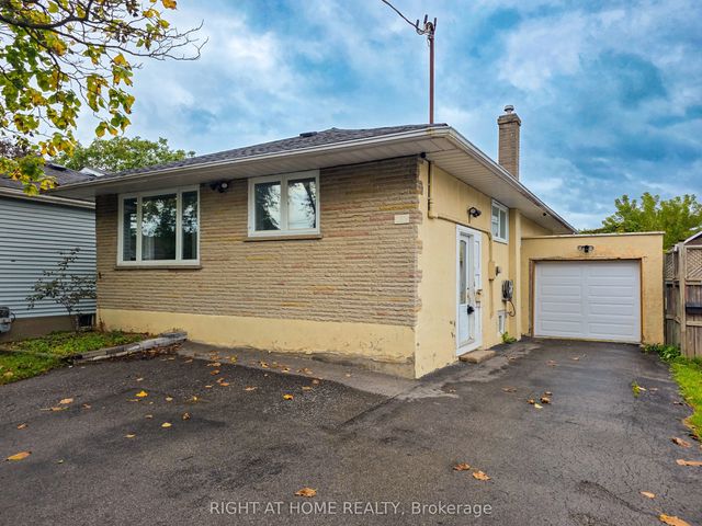 708 Carnegie Avenue Lower, Oshawa