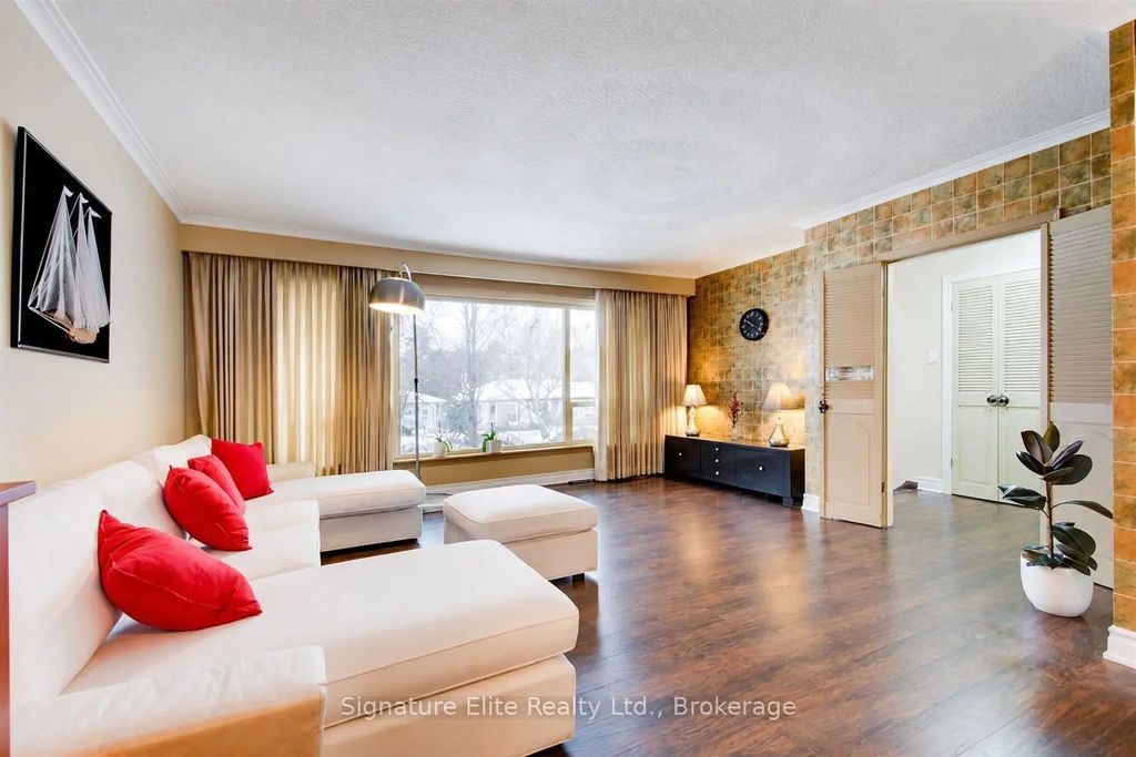 12 Burnview Crescent, Toronto E09