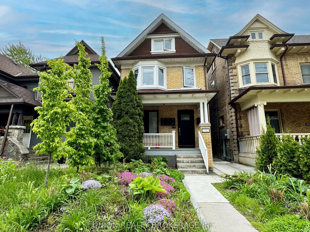 2137 Gerrard Street E Upper, Toronto E02