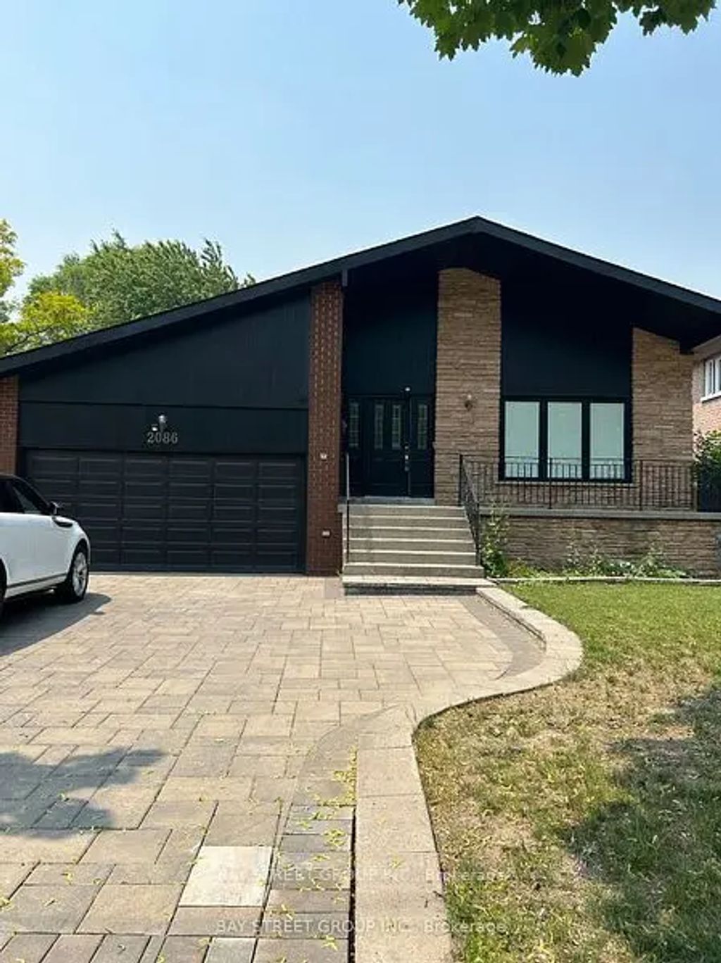 2086 Pharmacy Avenue, Toronto E05