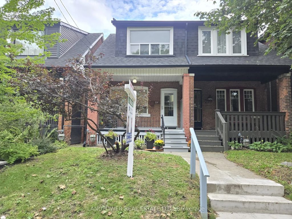 221 Riverdale Avenue, Toronto E01