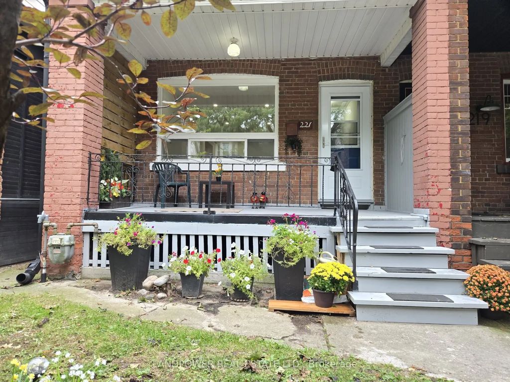 221 Riverdale Avenue, Toronto E01