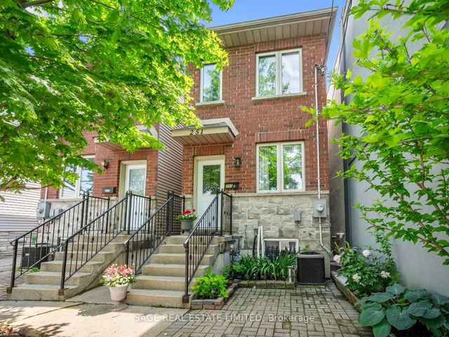 251a Chisholm Avenue, Toronto E03