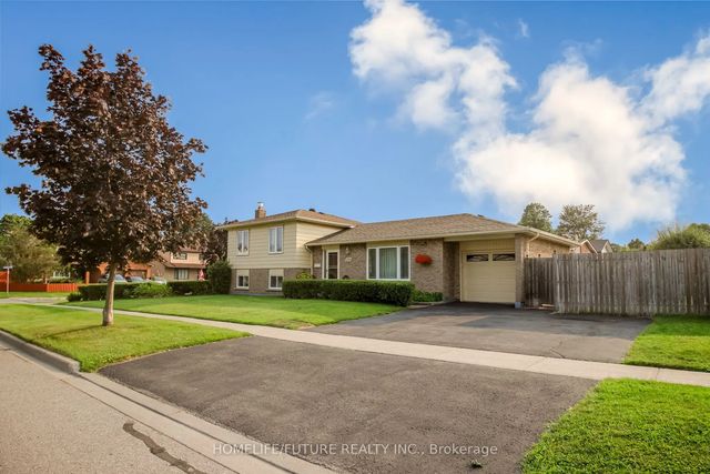 207 Michael Boulevard, Whitby