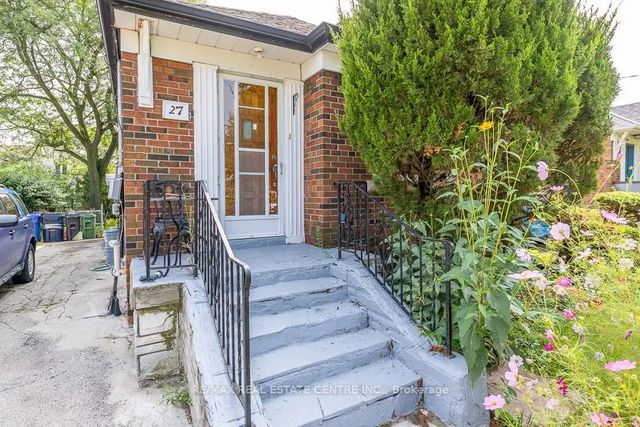 27 Innismore Crescent, Toronto E04