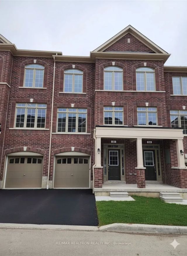 8 Royal Collection Way, Whitby