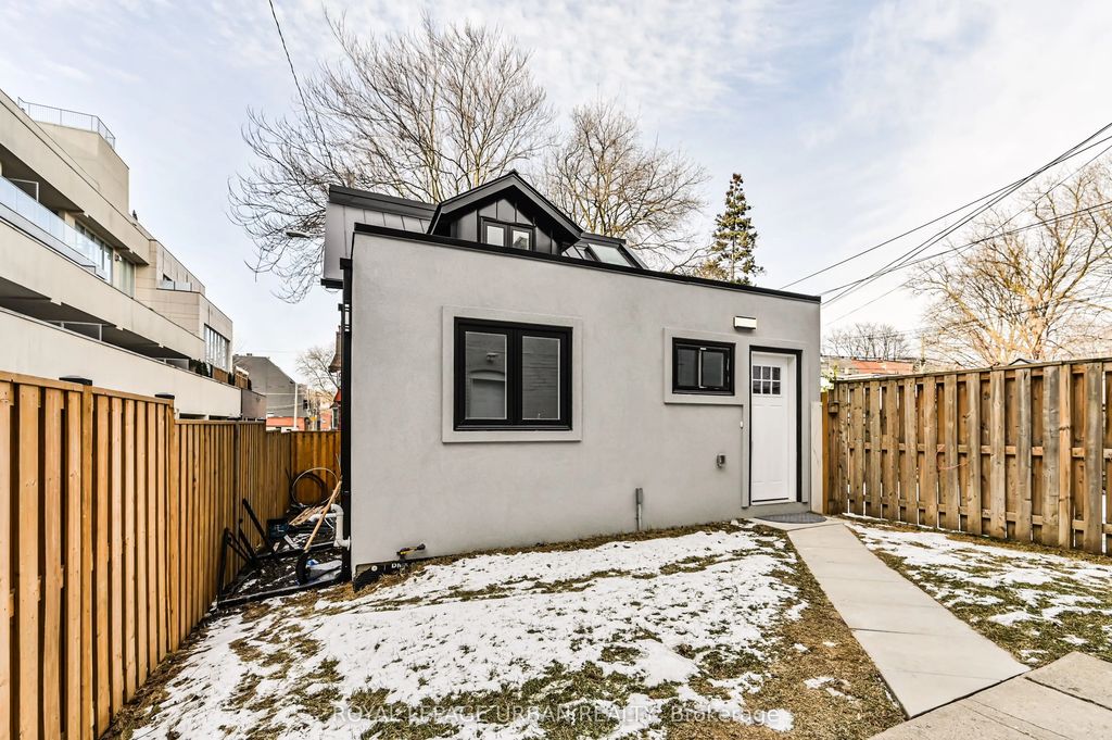 208 Woodbine Avenue, Toronto E02