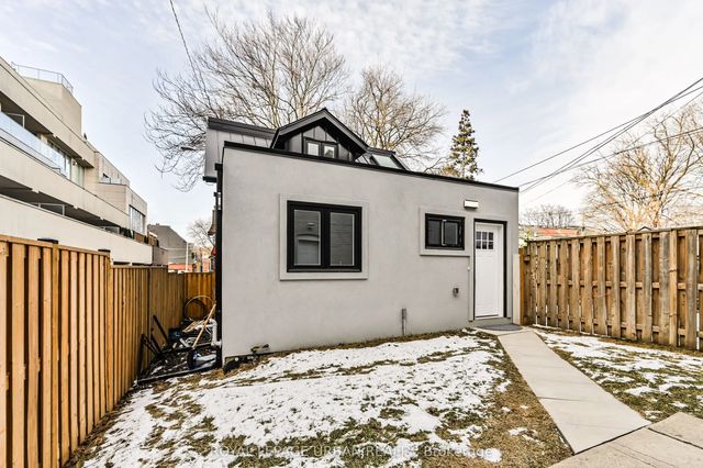 208 Woodbine Avenue, Toronto E02