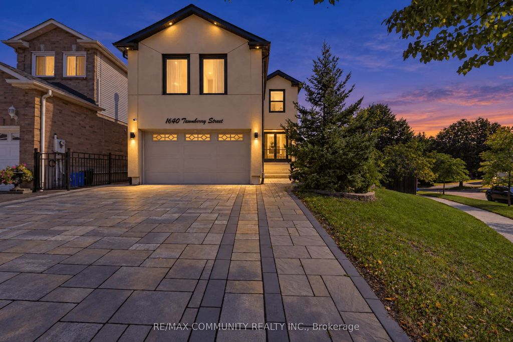 1640 Tawnberry Street Main, Pickering