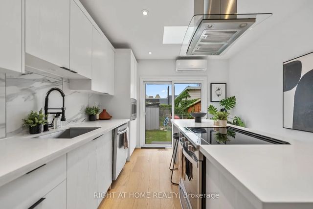 5 1/2 Luttrell Avenue, Toronto E02