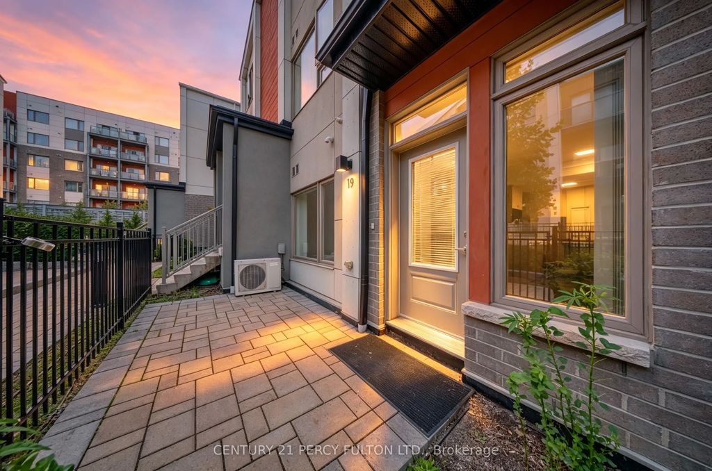 70 Orchid Place Drive Th 19, Toronto E11