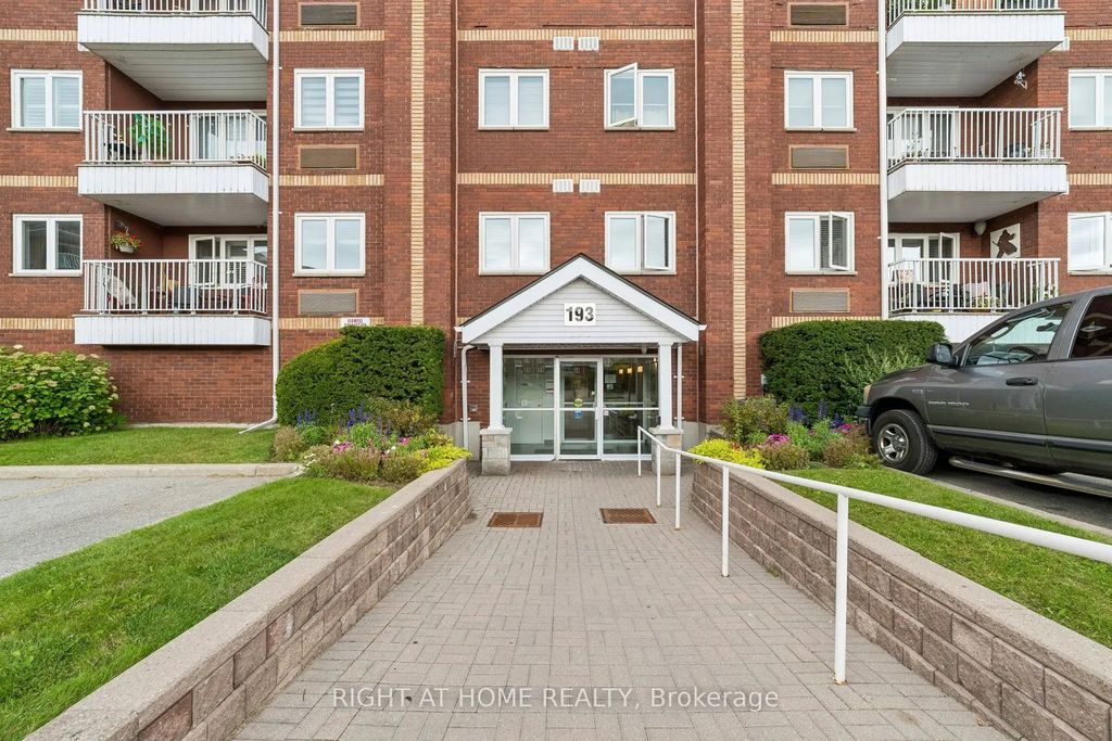 193 Lake Driveway Drive W 318, Ajax