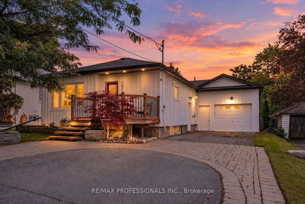 1013 Centre Street S, Whitby