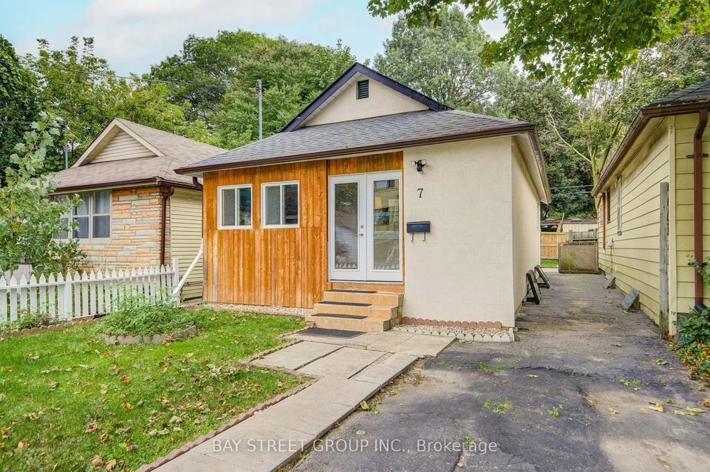 7 Emmott Avenue, Toronto E06
