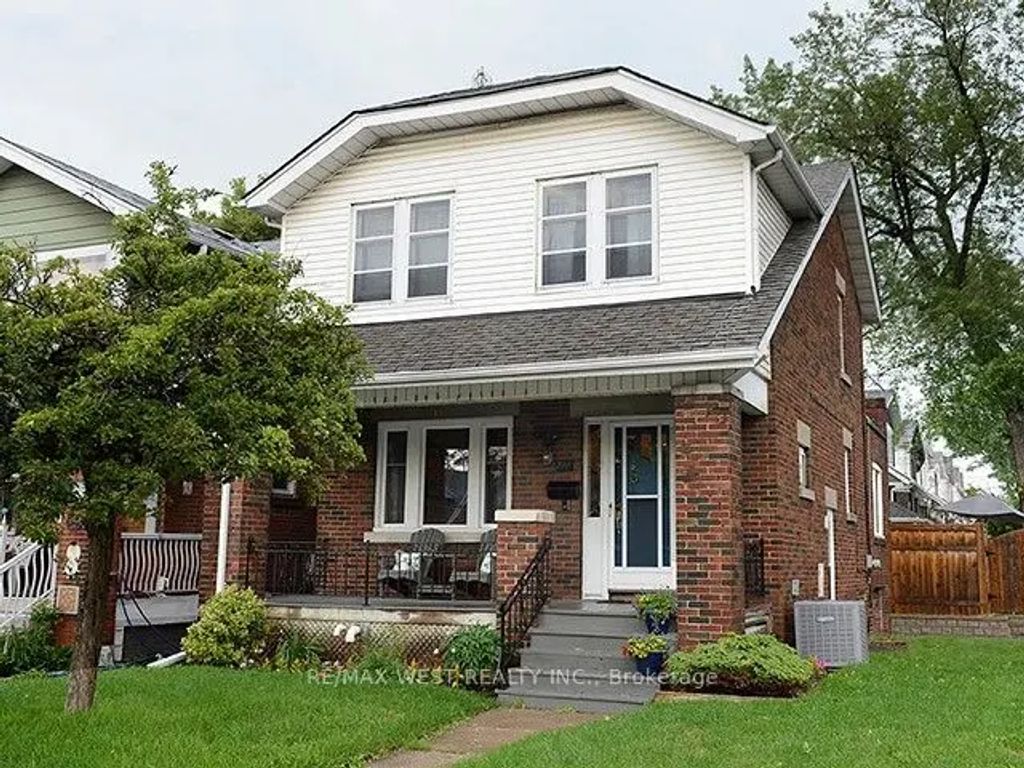 811 Coxwell Avenue, Toronto E03