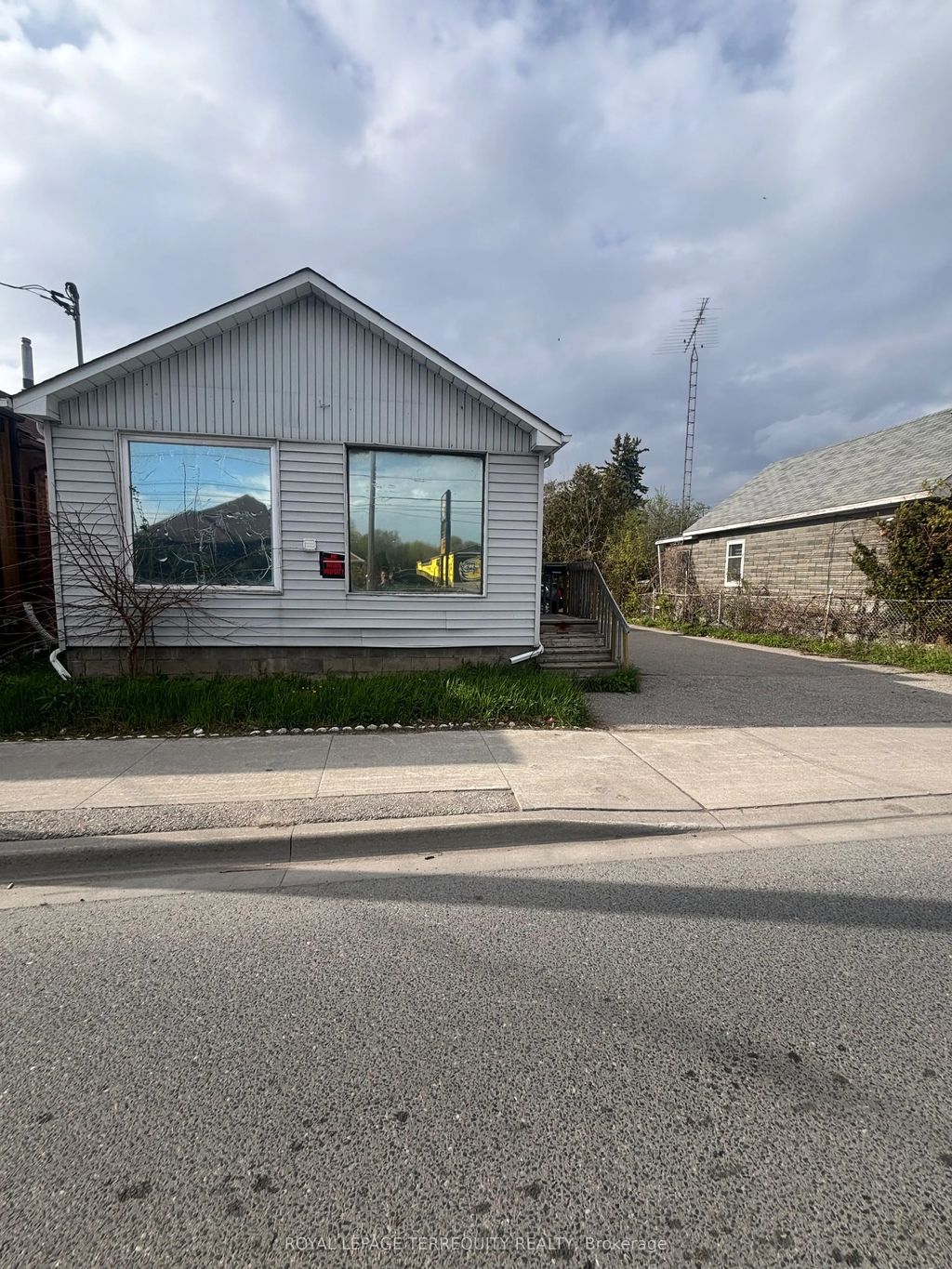 252 Bloor Street E, Oshawa