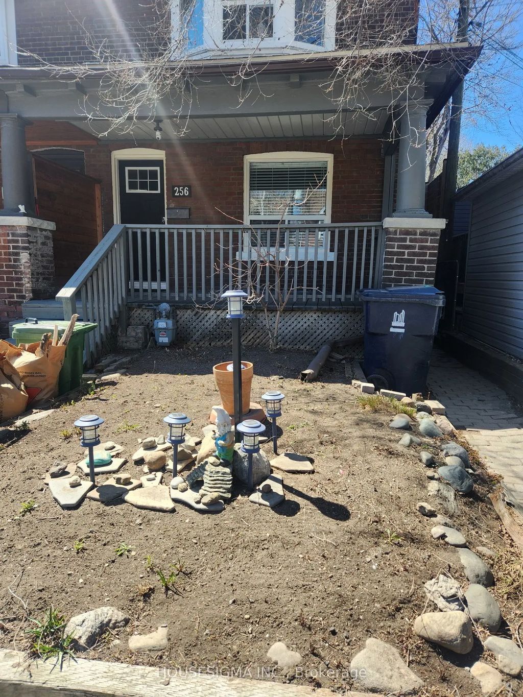 256 Woodbine Avenue, Toronto E02