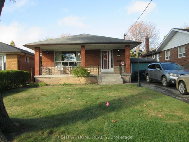 910 Scarborough Golf Club Road, Toronto E09