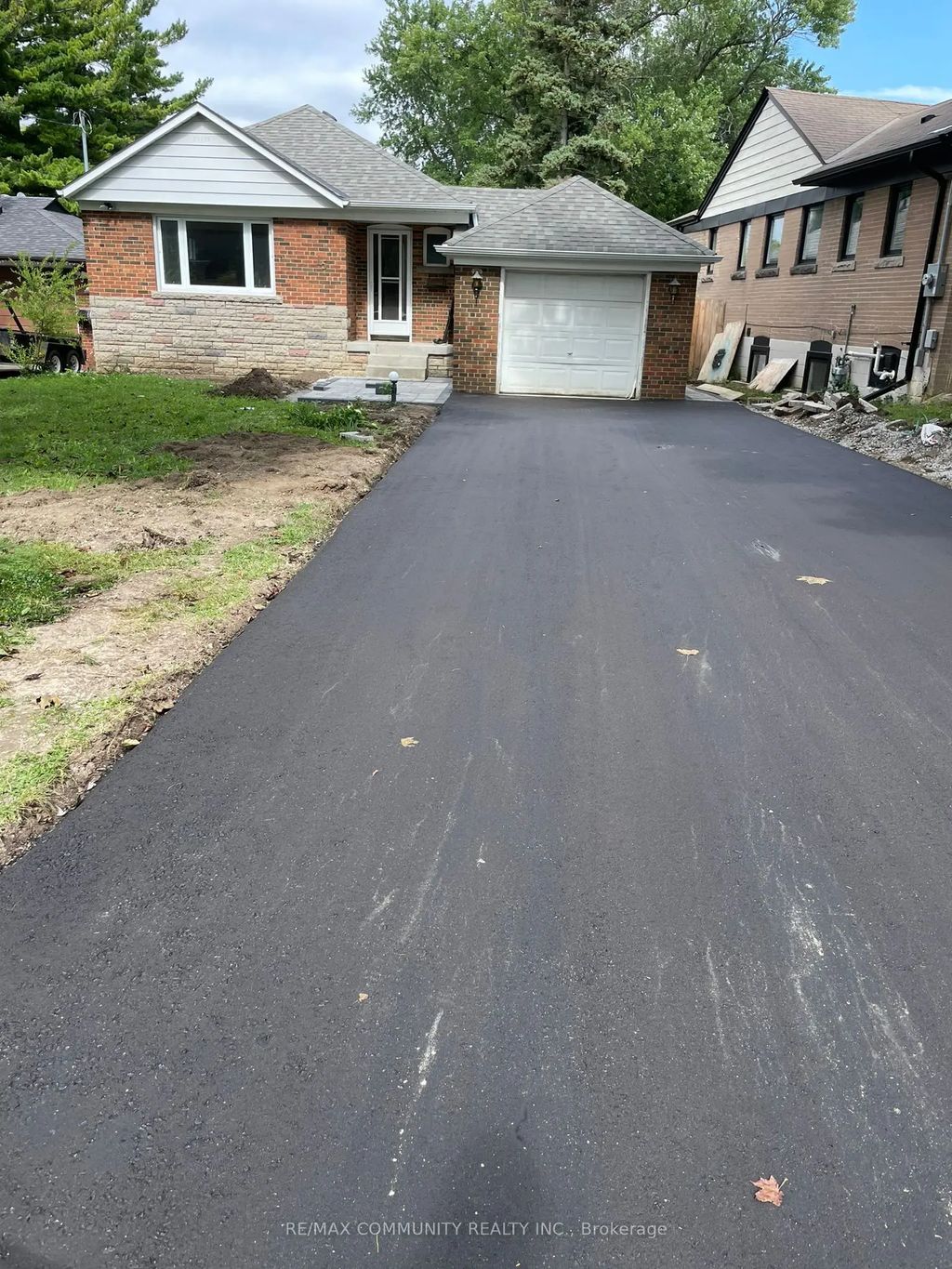 15 Saunders Road, Toronto E08