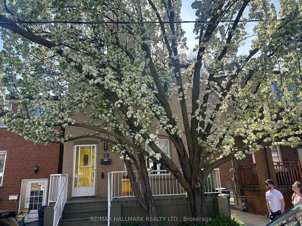 18 Pape Avenue Upper, Toronto E01
