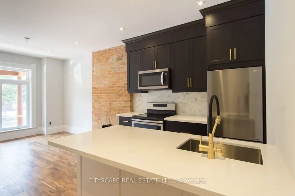 936 Dundas Street E Main, Toronto E01
