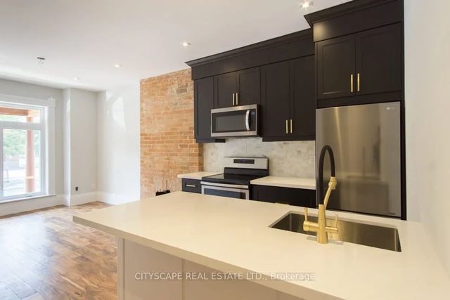 936 Dundas Street E Main, Toronto E01