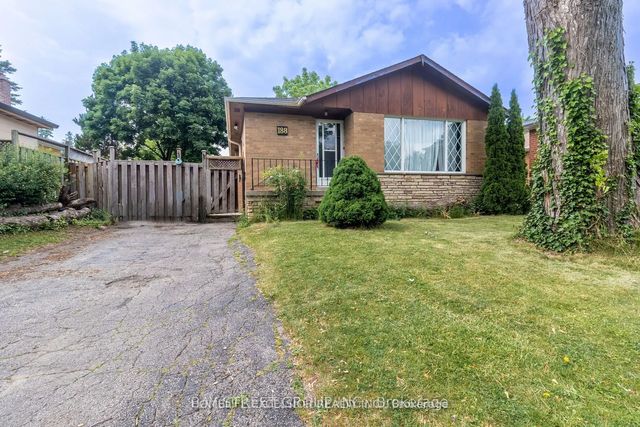 188 Confederation Drive Main, Toronto E09