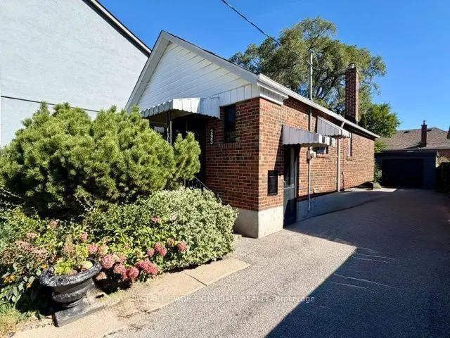 293 Glebemount Avenue, Toronto E03