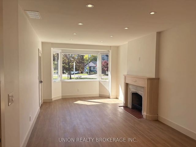 35 Elmview Drive Main, Toronto E06