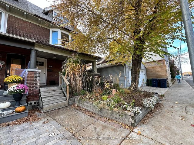 256 Woodbine Avenue Lower, Toronto E02