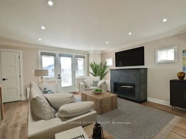 22 Wineva Avenue Upper, Toronto E02
