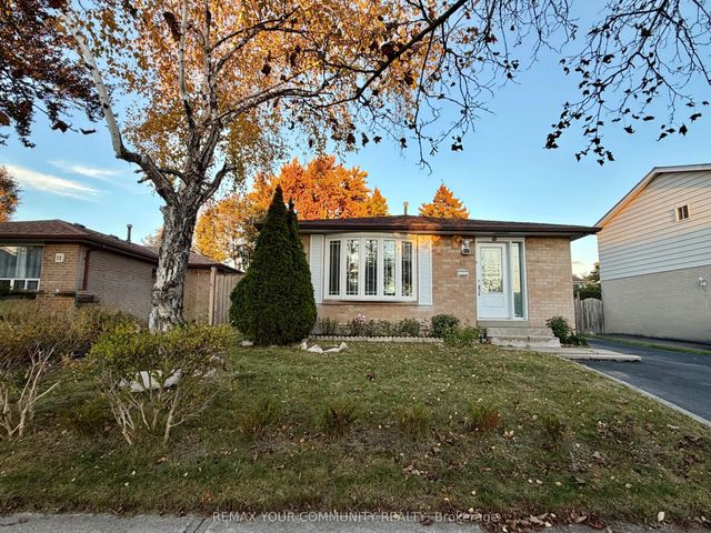 15 Hutcherson Square, Toronto E11
