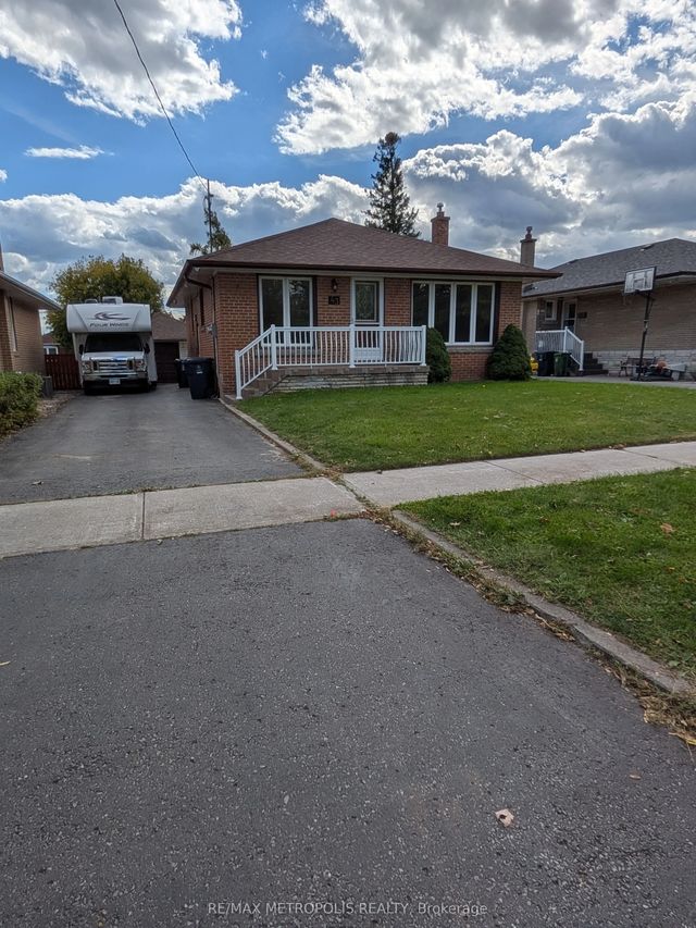 43 Lewiston Road Main, Toronto E04