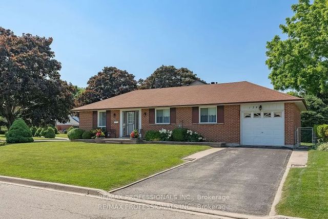 124 Panter Crescent Lower, Ajax