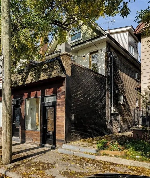1394 Queen Street E, Toronto E01