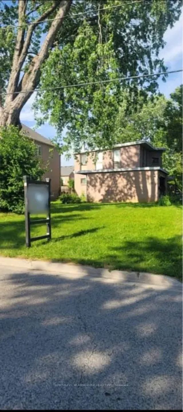1867 Spruce Hill Road, Pickering