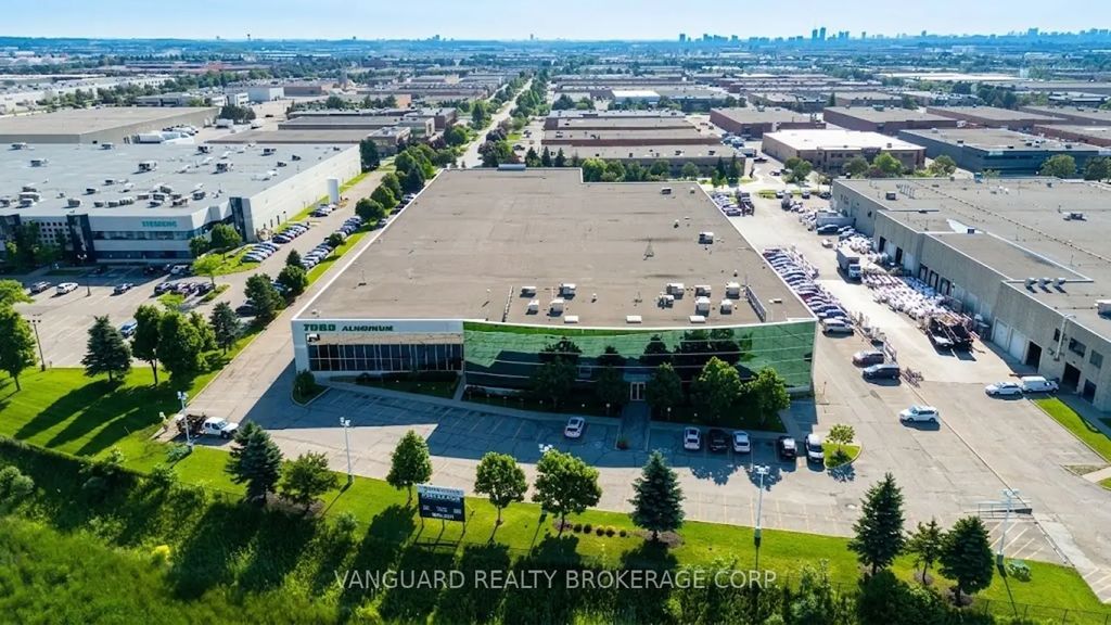 330 Applewood Crescent, Vaughan