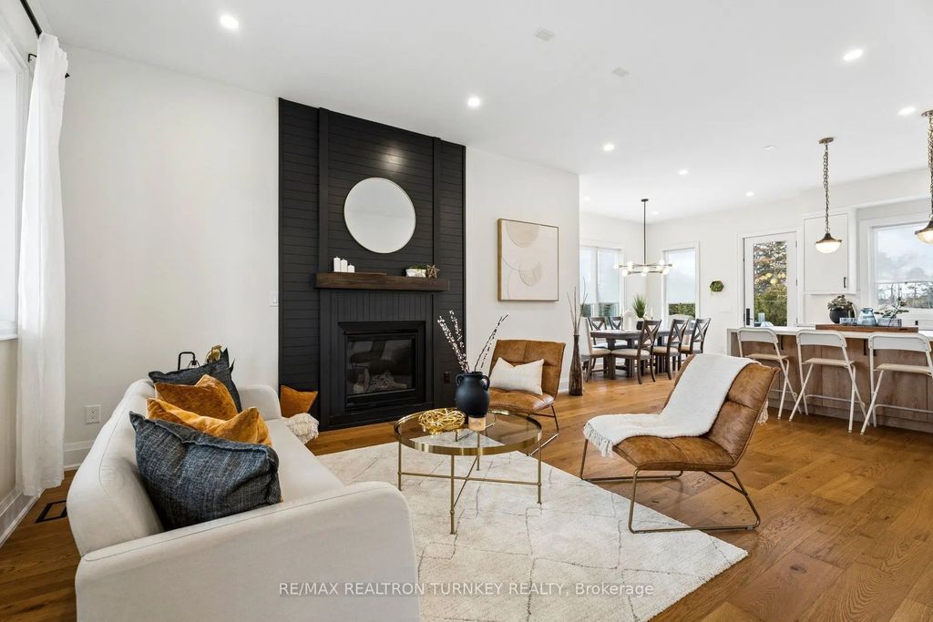 271 Main Street N, Uxbridge