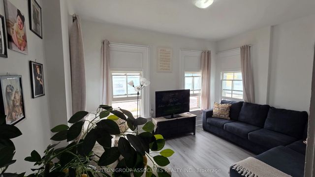 65 Holland Street W 3, Bradford West Gwillimbury
