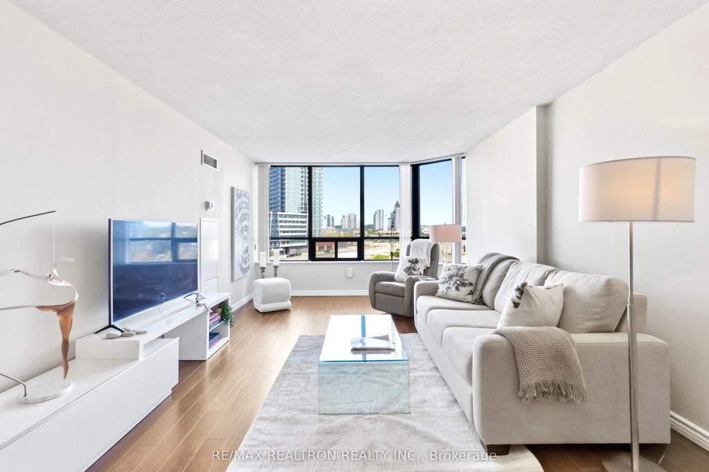 7420 Bathurst Street 812, Vaughan