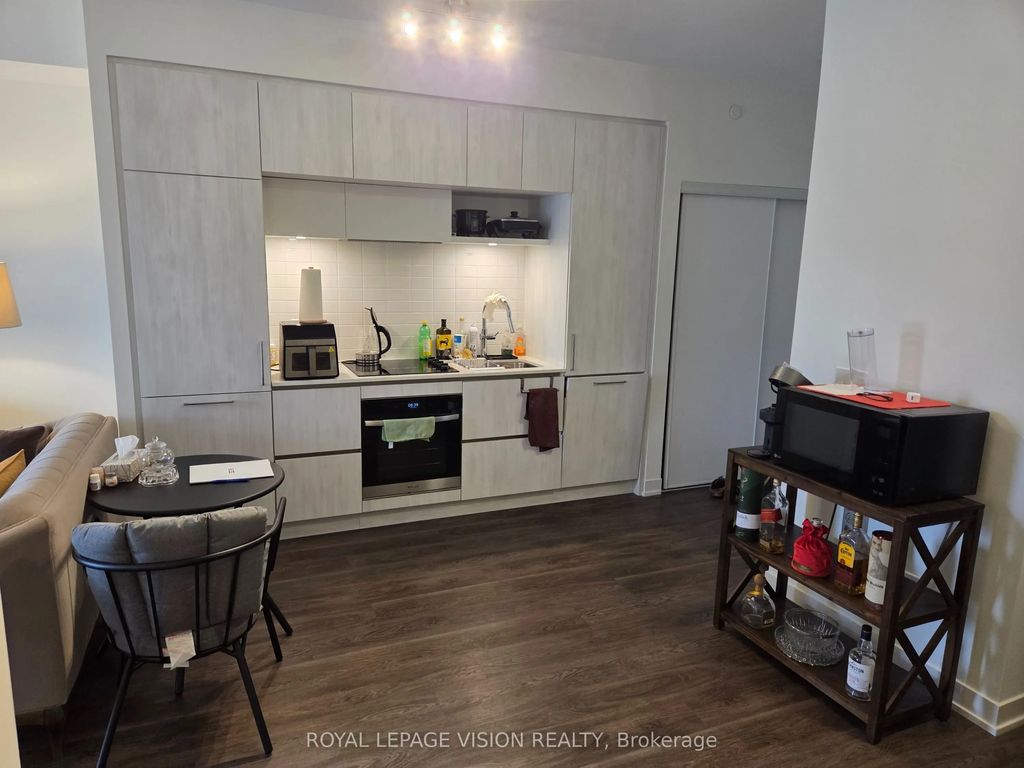 6 David Eyer Road 217, Richmond Hill