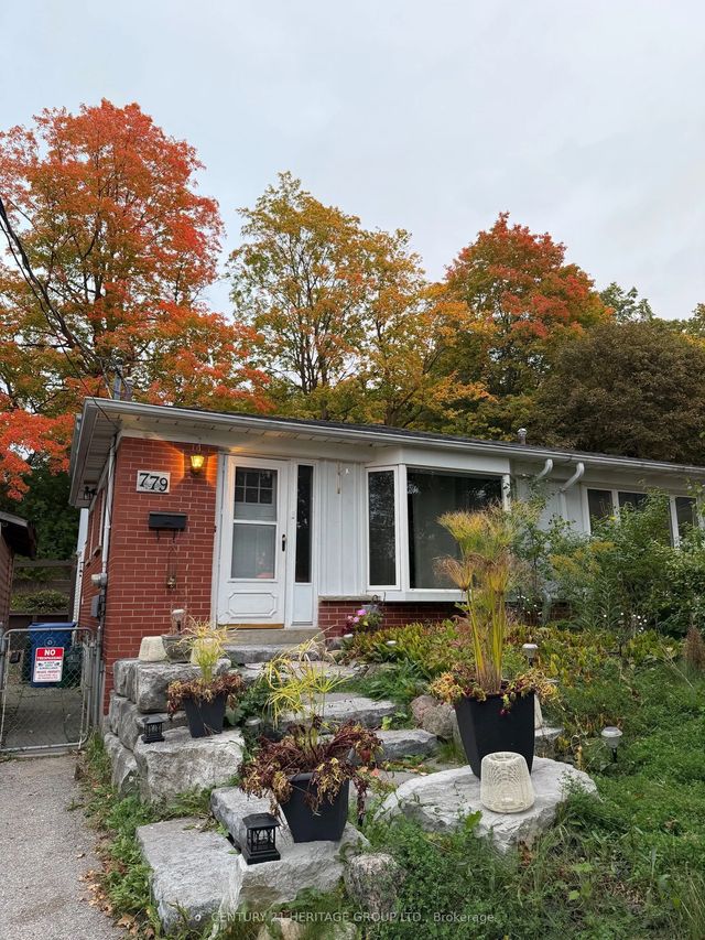 779 Greenfield Crescent Main, Newmarket