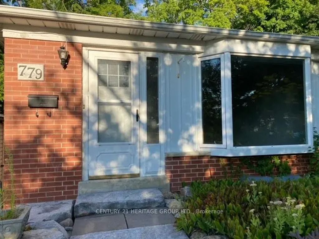 779 Greenfield Crescent Main, Newmarket