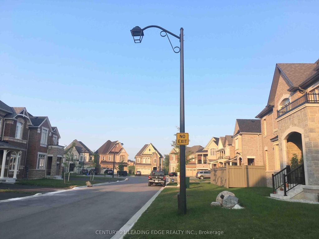 23 Boland Court 1 Bdrm Upper Level, Aurora