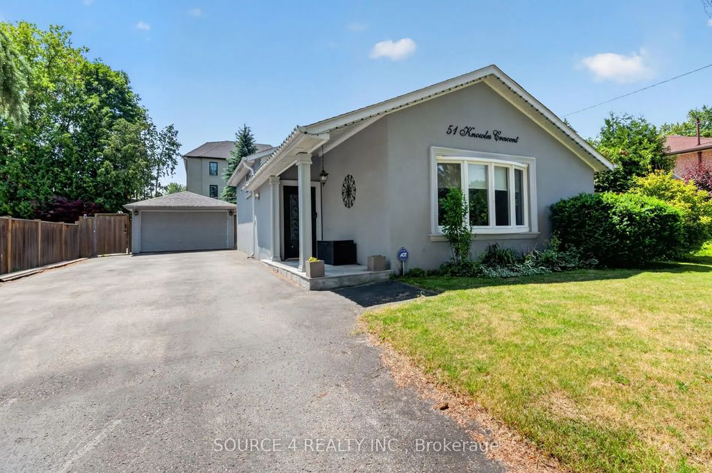 51 Knowles Crescent, Aurora