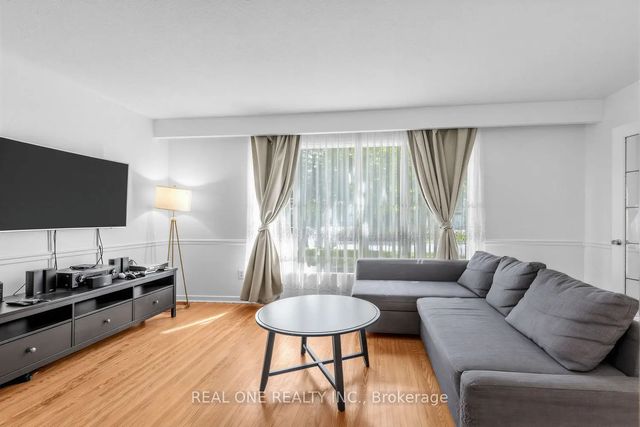 10 Devins Drive, Aurora