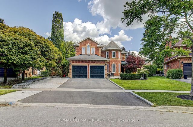 351 Fairway Gardens, Newmarket
